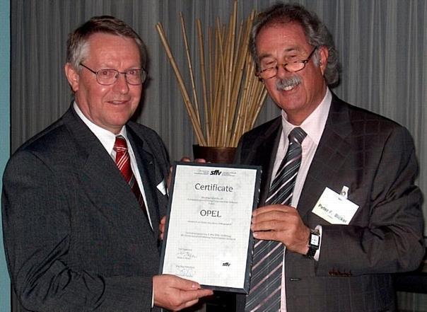 sffv-Präsident Peter F. Bickel (rechts) übergibt Armin Stoll, Direktor Flottenverkauf General Motors Suisse SA, das Certificate, das bestätigt, dass die sffv-Mitglieder Opel zum besten Markenteam gewählt haben.